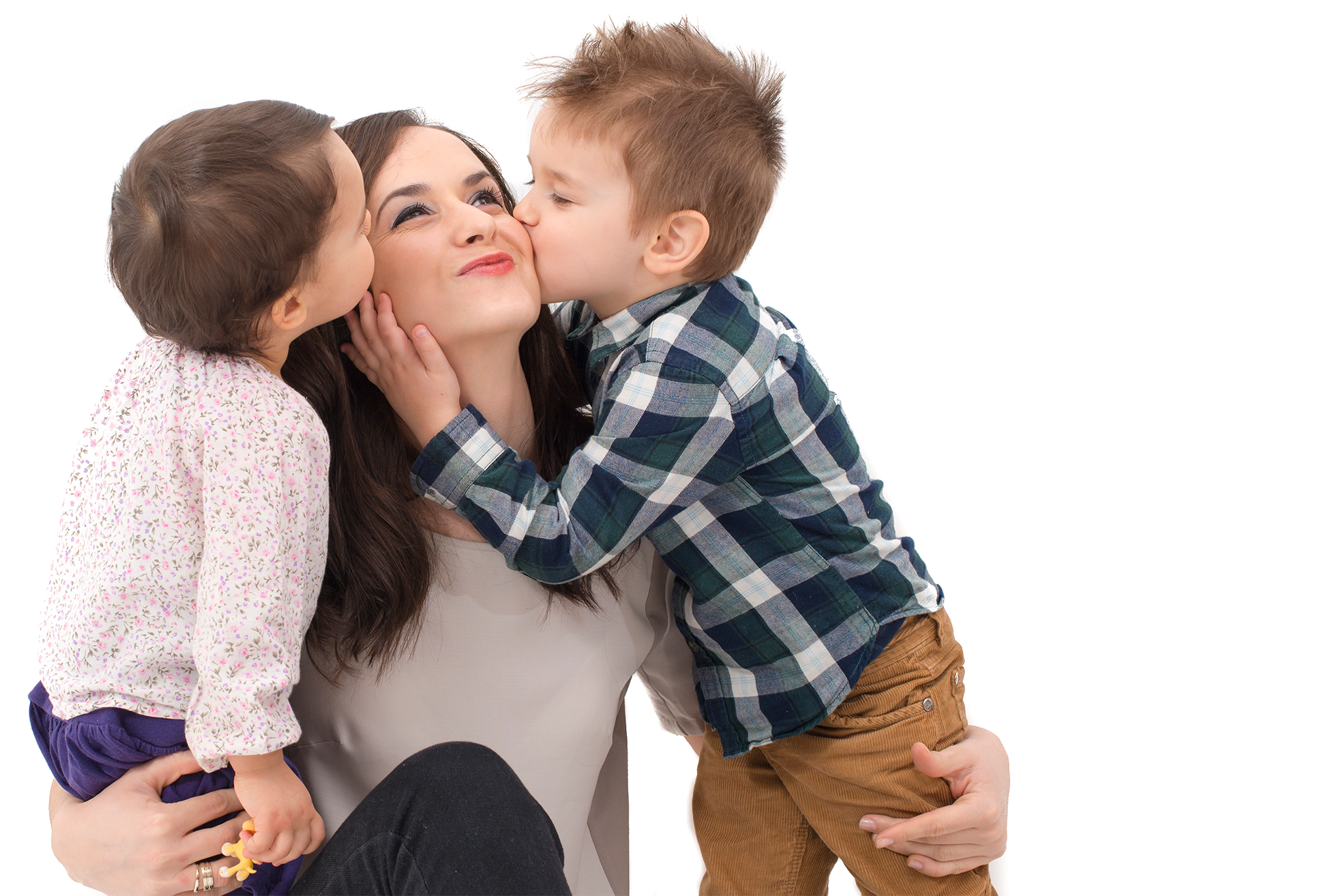 Тетя и два племянника. Мама с мальчиком и девочкой. Мама целует малыша. Мать мальчик и девочка. Мальчик целует маму.
